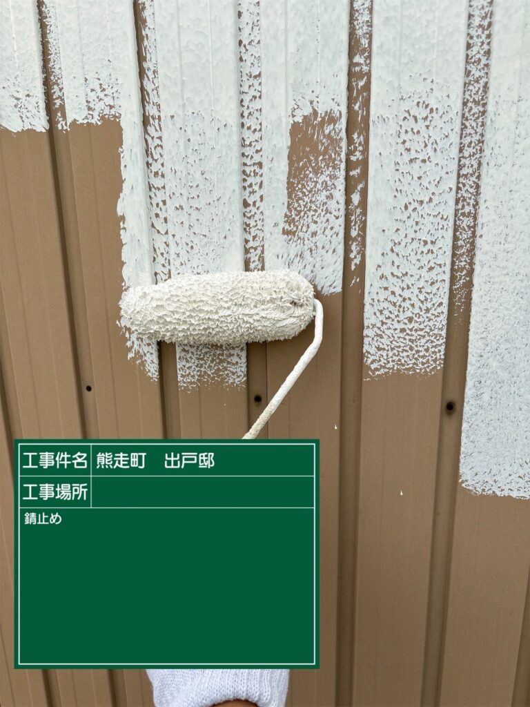 【外壁下塗り】<br />
下塗りを行い、既存外壁と仕上げ塗料が密着しやすい状態に整えました。<br />
<br />
下塗りを適切に行わない場合、仕上げ塗料が密着しにくくなる可能性があります。